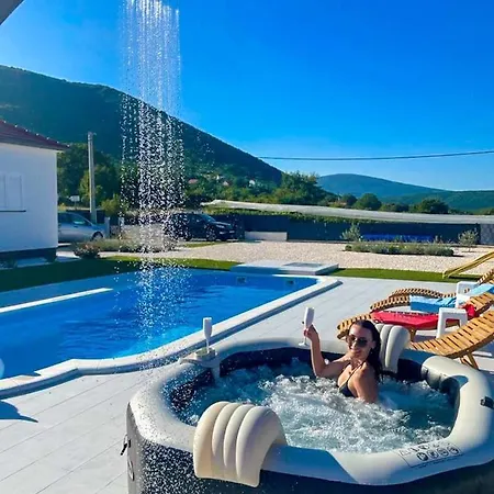 Noemi Villa *