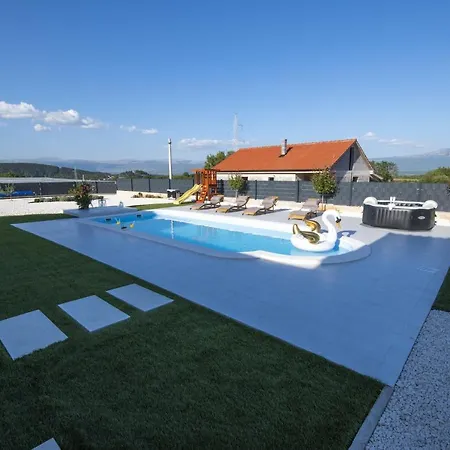 Noemi Villa *
