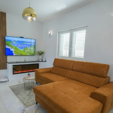 Noemi Villa *
